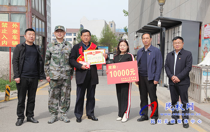 縣領導慰問榮獲二等功現(xiàn)役軍人王嘯天家屬 縣領導慰問榮獲二等功現(xiàn)役軍人王嘯天家屬