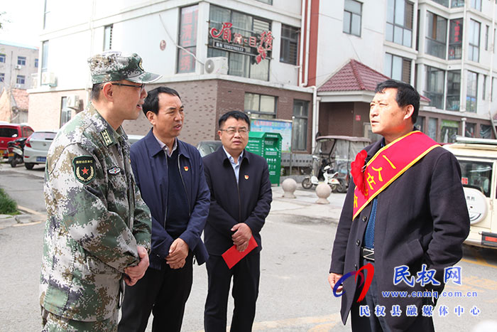 縣領導慰問榮獲二等功現(xiàn)役軍人王嘯天家屬 縣領導慰問榮獲二等功現(xiàn)役軍人王嘯天家屬