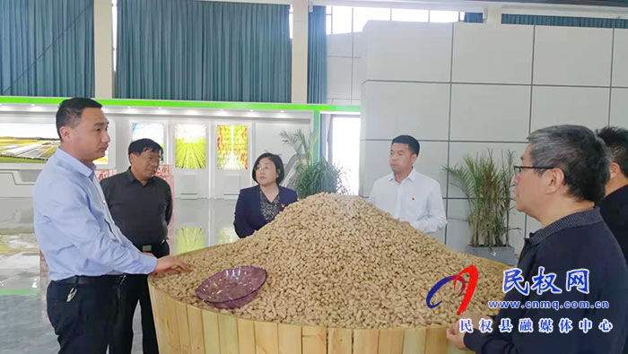 省政協(xié)文史館館長(zhǎng)許文霞一行蒞民參觀學(xué)習(xí) 省政協(xié)文史館館長(zhǎng)許文霞一行蒞民參觀學(xué)習(xí)