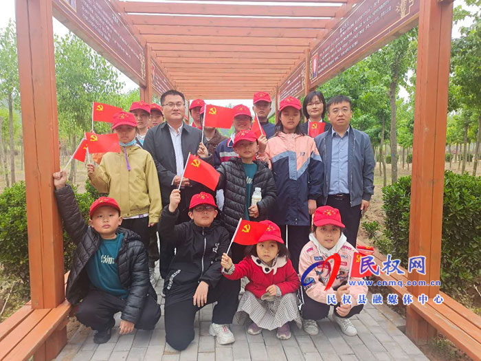 “河南好人”唐志發(fā)關(guān)愛(ài)新時(shí)代好少年捐贈(zèng)儀式在雙塔鎮(zhèn)黨史教育基地秣坡村舉行 “河南好人”唐志發(fā)關(guān)愛(ài)新時(shí)代好少年捐贈(zèng)儀式在雙塔鎮(zhèn)黨史教育基地秣坡村舉行