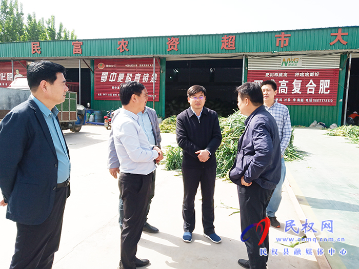 縣委副書記、縣長張團(tuán)結(jié)到白云寺鎮(zhèn)調(diào)研香蔥烘干加工設(shè)備運(yùn)行情況