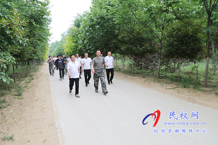 縣人武部、退役軍人事務(wù)管理局聯(lián)合開展“百年黨史路，啟航新征程”健步走暨“我為群眾辦實(shí)事”志愿者服務(wù)活動(dòng)