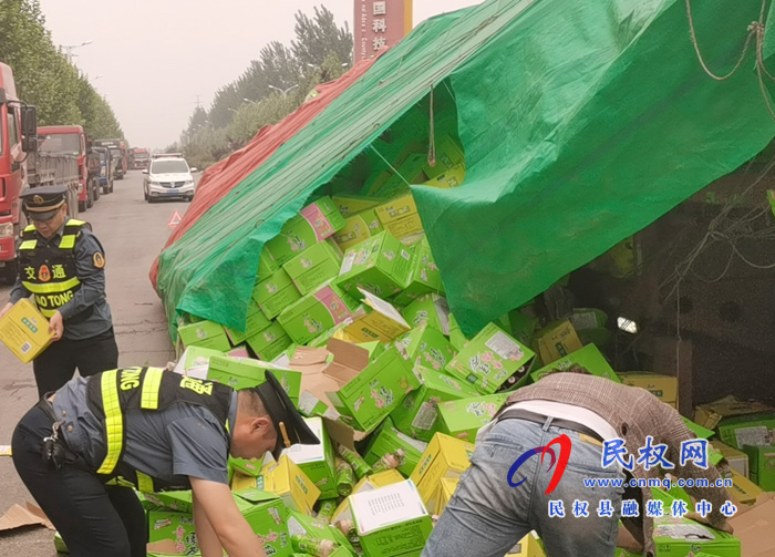 民權(quán)縣交通執(zhí)法人員路遇貨物散落伸援手 民權(quán)縣交通執(zhí)法人員路遇貨物散落伸援手