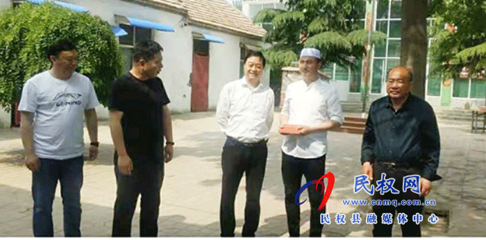 縣委常委、統(tǒng)戰(zhàn)部長(zhǎng)趙通在“開(kāi)齋節(jié)”前慰問(wèn)胡集鄉(xiāng)清真寺