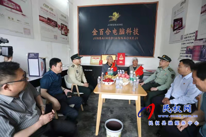 縣人武部政委潘俊琦走訪慰問榮獲二等功現(xiàn)役軍人屠艷鋒家屬 縣人武部政委潘俊琦走訪慰問榮獲二等功現(xiàn)役軍人屠艷鋒家屬