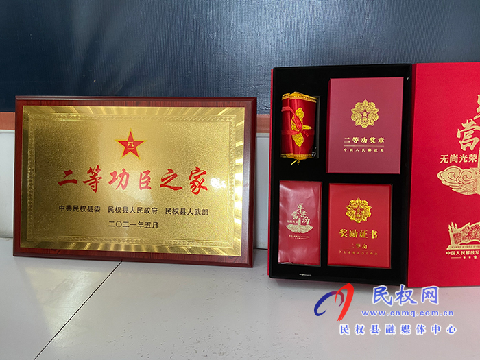 縣人武部政委潘俊琦走訪慰問榮獲二等功現(xiàn)役軍人屠艷鋒家屬 縣人武部政委潘俊琦走訪慰問榮獲二等功現(xiàn)役軍人屠艷鋒家屬