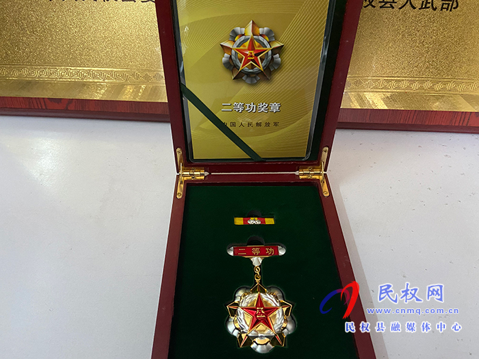 縣人武部政委潘俊琦走訪慰問榮獲二等功現(xiàn)役軍人屠艷鋒家屬 縣人武部政委潘俊琦走訪慰問榮獲二等功現(xiàn)役軍人屠艷鋒家屬