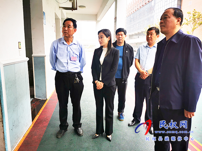 副縣長朱琳察看全縣九年級第二次模擬考試 副縣長朱琳察看全縣九年級第二次模擬考試