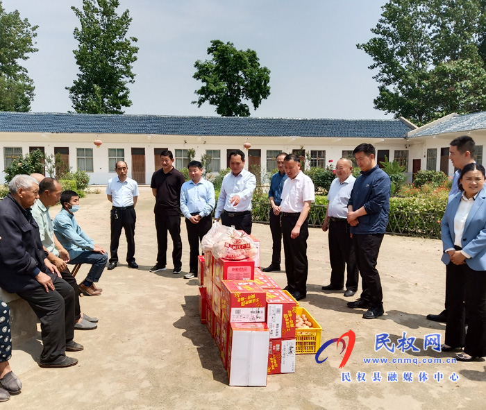 白云寺鎮(zhèn)黨委書記梁付營到敬老院看望慰問老人 白云寺鎮(zhèn)黨委書記梁付營到敬老院看望慰問老人