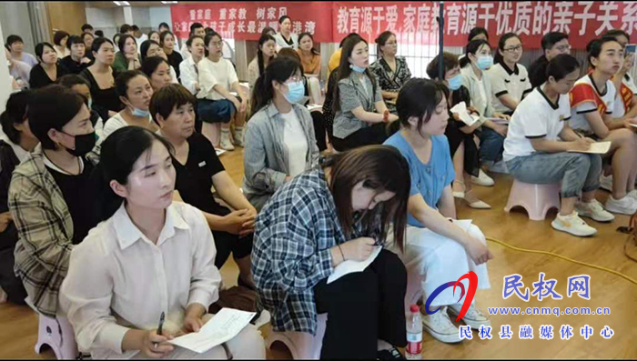 育兒講堂開(kāi)講備受家長(zhǎng)歡迎 育兒講堂開(kāi)講備受家長(zhǎng)歡迎