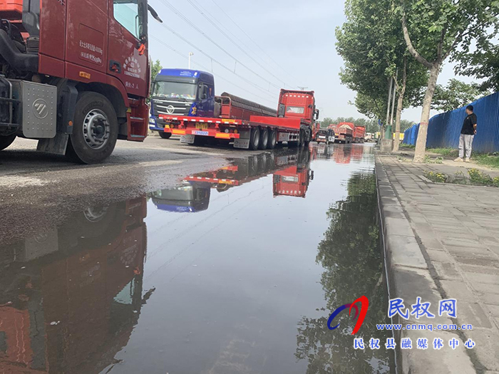 民權(quán)12345:路上積水影響出行 12345現(xiàn)場(chǎng)辦公促解決 民權(quán)12345:路上積水影響出行 12345現(xiàn)場(chǎng)辦公促解決