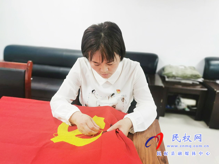 民權縣文藝界舉辦“接力繡黨旗?永遠跟黨走”活動 民權縣文藝界舉辦“接力繡黨旗?永遠跟黨走”活動