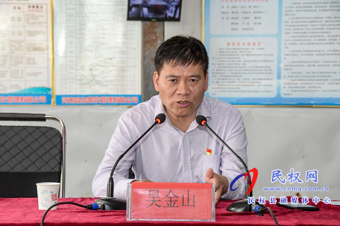 市委常務(wù)副秘書長、市委辦公室主任吳金山為民權(quán)縣人和鎮(zhèn)學(xué)校師生上黨課