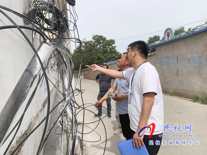 民權(quán)12345:雜亂電纜無人處理 12345現(xiàn)場辦公解民憂 民權(quán)12345:雜亂電纜無人處理 12345現(xiàn)場辦公解民憂
