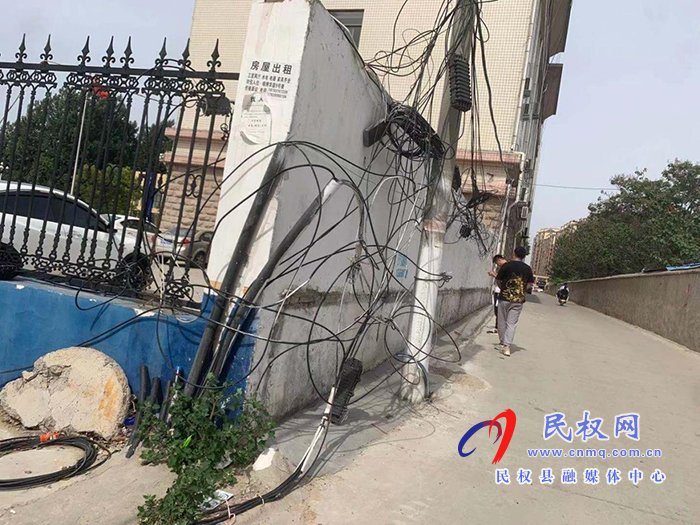 民權(quán)12345:雜亂電纜無人處理 12345現(xiàn)場辦公解民憂 民權(quán)12345:雜亂電纜無人處理 12345現(xiàn)場辦公解民憂