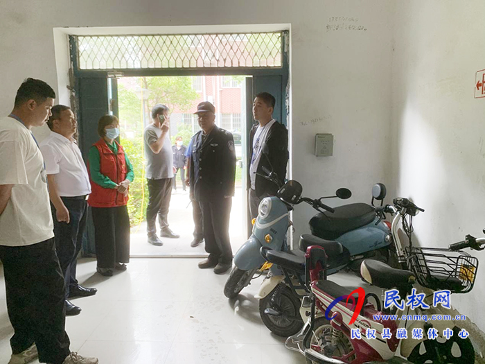 民權(quán)12345:電動(dòng)車(chē)樓道內(nèi)亂停亂放 民權(quán)12345:電動(dòng)車(chē)樓道內(nèi)亂停亂放