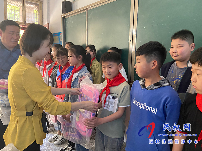 伯黨鄉(xiāng):六一愛心慰問 情暖留守兒童 伯黨鄉(xiāng):六一愛心慰問 情暖留守兒童