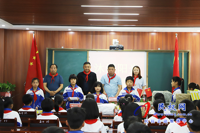 沐浴陽光?關(guān)愛成長——《下一代英才》雜志社為人和鎮(zhèn)高集學(xué)校捐贈圖書 沐浴陽光?關(guān)愛成長——《下一代英才》雜志社為人和鎮(zhèn)高集學(xué)校捐贈圖書