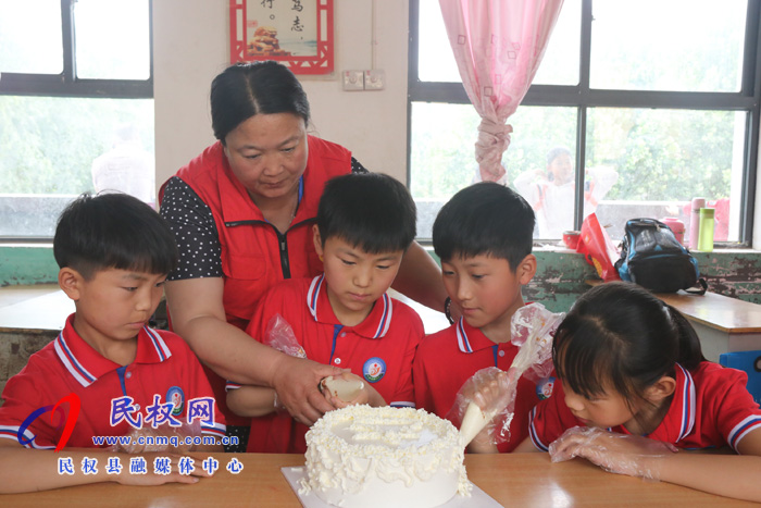 王橋鎮(zhèn):關(guān)愛(ài)留守兒童 共度快樂(lè)“六一” 王橋鎮(zhèn):關(guān)愛(ài)留守兒童 共度快樂(lè)“六一”