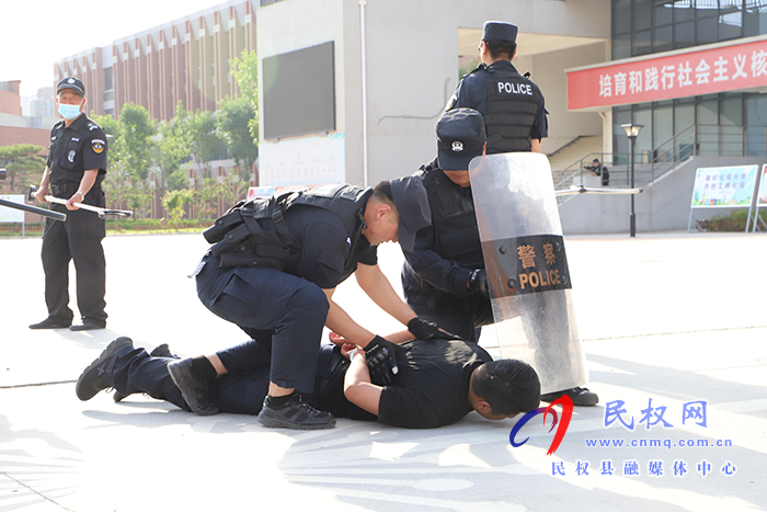 我縣開展“反恐防暴”聯(lián)合處置演練 我縣開展“反恐防暴”聯(lián)合處置演練