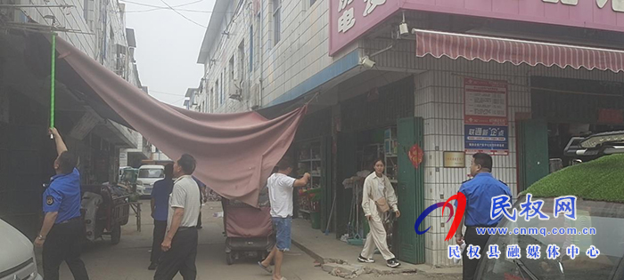 縣城市管理局:集中開展市場(chǎng)沿街整治行動(dòng) 縣城市管理局:集中開展市場(chǎng)沿街整治行動(dòng)