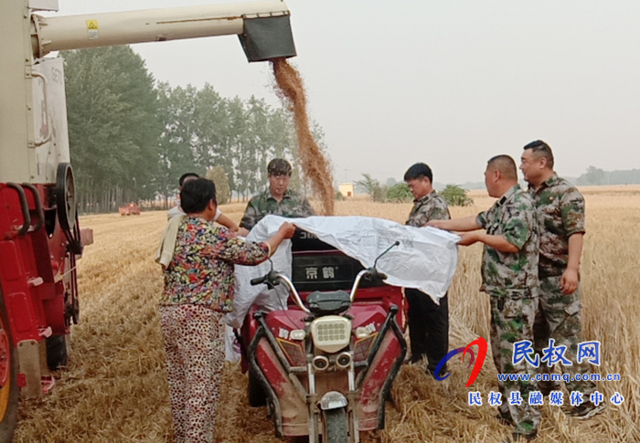 孫六鎮(zhèn):黨員志愿服務(wù)隊奮戰(zhàn)在田間地頭 孫六鎮(zhèn):黨員志愿服務(wù)隊奮戰(zhàn)在田間地頭