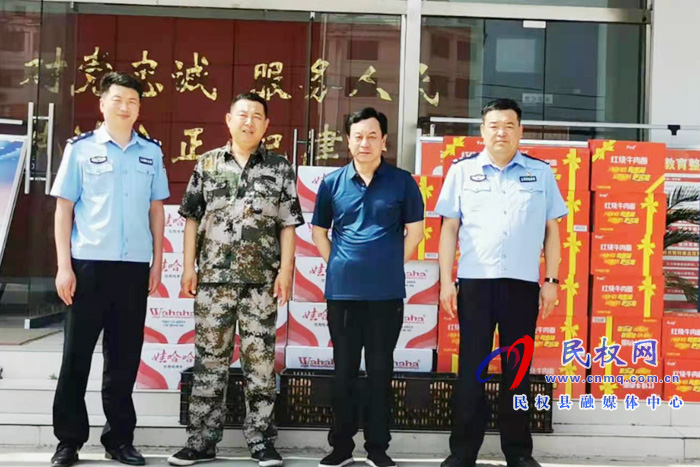 龍?zhí)伶?zhèn)黨委書記張一鳴慰問鎮(zhèn)派出所一線公安干警 龍?zhí)伶?zhèn)黨委書記張一鳴慰問鎮(zhèn)派出所一線公安干警