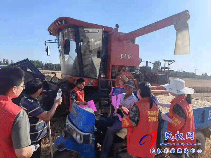 白云寺鎮(zhèn)黨員志愿者我為群眾辦實事，服務三夏當先鋒