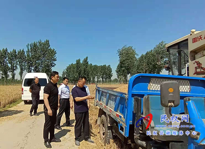 縣政協(xié)主席周明河到綠洲街道辦督導(dǎo)“三夏”生產(chǎn)暨秸稈禁燒工作 縣政協(xié)主席周明河到綠洲街道辦督導(dǎo)“三夏”生產(chǎn)暨秸稈禁燒工作