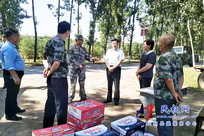 縣委常委、武裝部長(zhǎng)熊四香、縣人大副主任石克林到孫六鎮(zhèn)慰問(wèn)“三夏”一線干部