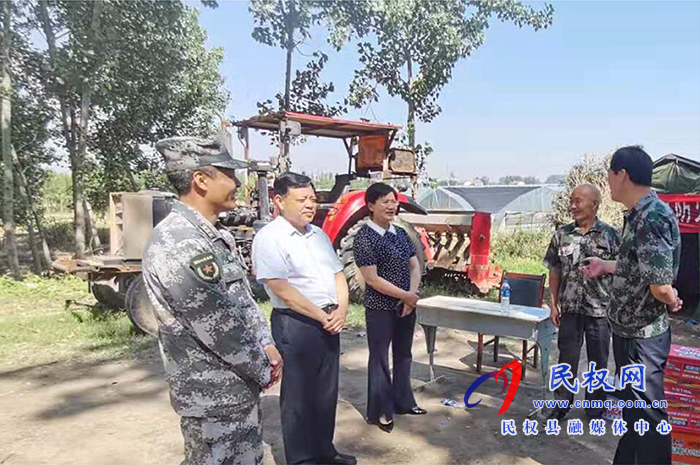 縣委常委、武裝部長(zhǎng)熊四香、縣人大副主任石克林到孫六鎮(zhèn)慰問(wèn)“三夏”一線干部
