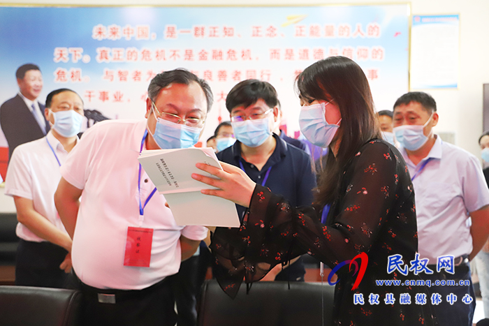 市委常委、常務副市長吳祖明到民察看高考準備工作