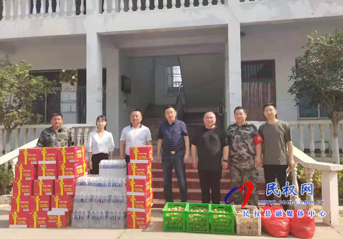 縣水利局到伯黨鄉(xiāng)對(duì)奮戰(zhàn)在“三夏”一線的干部職工進(jìn)行慰問(wèn) 縣水利局到伯黨鄉(xiāng)對(duì)奮戰(zhàn)在“三夏”一線的干部職工進(jìn)行慰問(wèn)