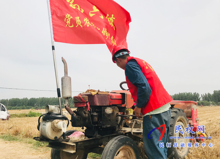 孫六鎮(zhèn):農(nóng)機(jī)服務(wù)隊(duì)助力“三夏” 孫六鎮(zhèn):農(nóng)機(jī)服務(wù)隊(duì)助力“三夏”