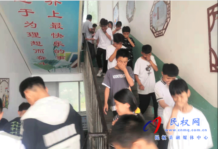  人和鎮(zhèn)高集學(xué)校 舉行消防安全逃生演練