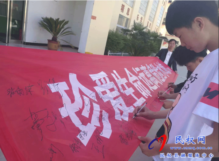  人和鎮(zhèn)高集學(xué)校 舉行消防安全逃生演練