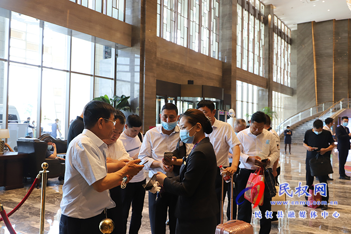 出席市五屆人大五次會議的縣人大代表向大會報(bào)到 出席市五屆人大五次會議的縣人大代表向大會報(bào)到