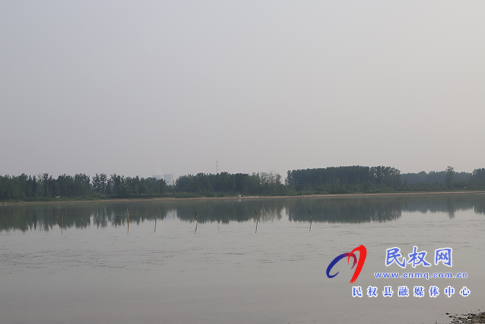 縣委副書(shū)記、縣長(zhǎng)張團(tuán)結(jié)察看安全生產(chǎn)工作