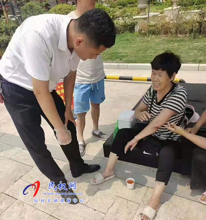 熱心小伙“扶”出社會正能量 熱心小伙“扶”出社會正能量