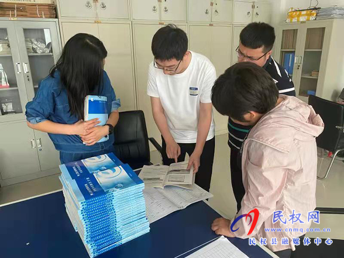 縣委編辦為事業(yè)單位法人發(fā)放匯編資料 縣委編辦為事業(yè)單位法人發(fā)放匯編資料