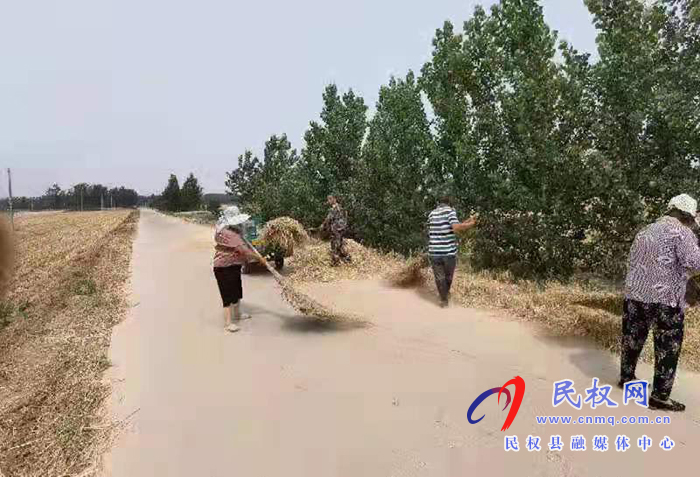莊子鎮(zhèn)開展“三邊三頭”秸稈清理 提升鄉(xiāng)村“顏值” 莊子鎮(zhèn)開展“三邊三頭”秸稈清理 提升鄉(xiāng)村“顏值”