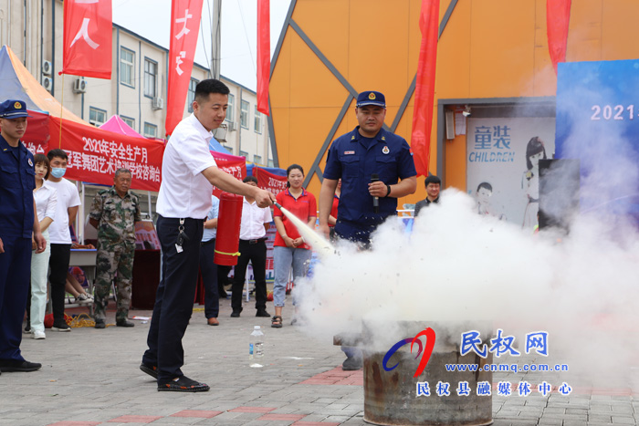 我縣開展全國(guó)安全生產(chǎn)宣傳咨詢?nèi)栈顒?dòng) 我縣開展全國(guó)安全生產(chǎn)宣傳咨詢?nèi)栈顒?dòng)