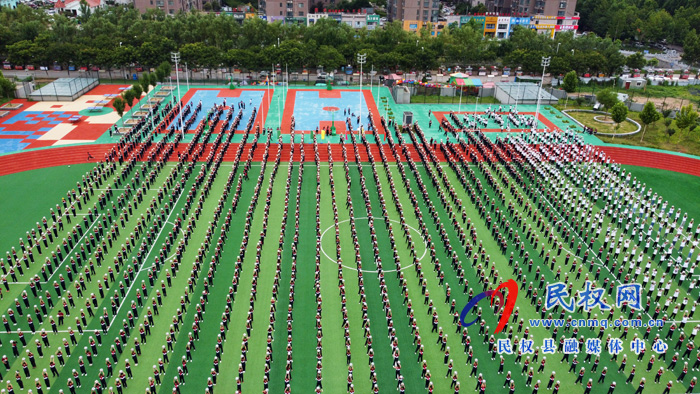 河南民權(quán):“最美大課間”2800名學(xué)生齊跳足球賽 河南民權(quán):“最美大課間”2800名學(xué)生齊跳足球賽
