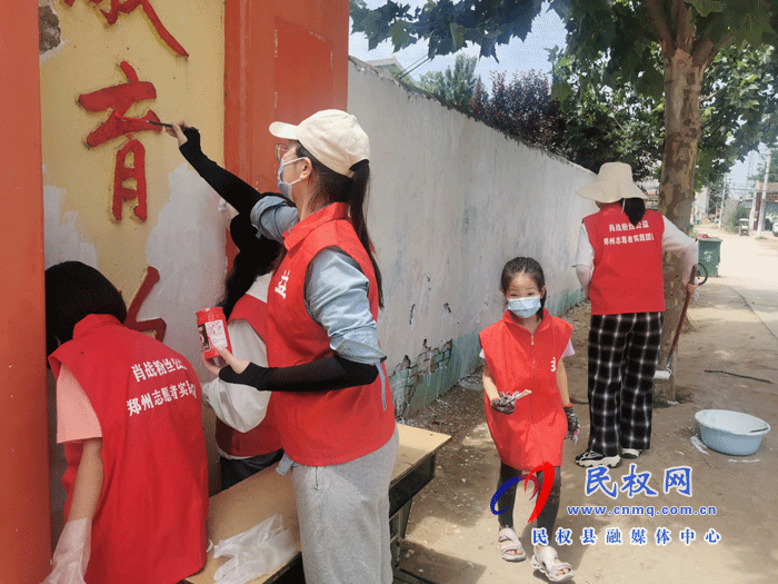 肖戰(zhàn)粉絲公益鄭州志愿者實(shí)踐團(tuán)隊(duì)義務(wù)彩繪 為鄉(xiāng)村小學(xué)“添新衣” 肖戰(zhàn)粉絲公益鄭州志愿者實(shí)踐團(tuán)隊(duì)義務(wù)彩繪 為鄉(xiāng)村小學(xué)“添新衣”