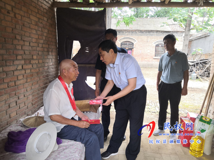 縣委常委、組織部長何玉明為褚廟鄉(xiāng)老黨員頒發(fā)“光榮在黨50年”紀(jì)念章