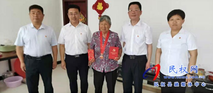 縣人大常委會副主任李勇到王莊寨鎮(zhèn)開展重溫入黨誓詞和慰問困難老黨員活動 縣人大常委會副主任李勇到王莊寨鎮(zhèn)開展重溫入黨誓詞和慰問困難老黨員活動
