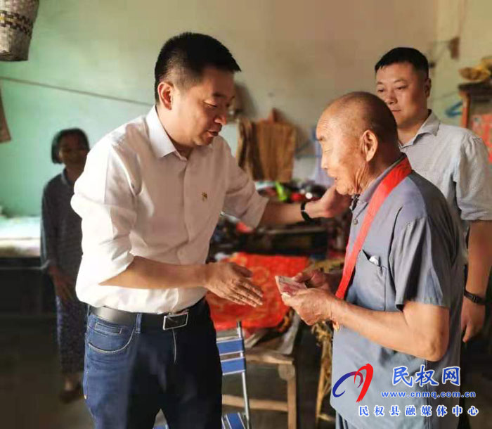 縣委常委、縣委辦公室主任孟亞松看望慰問老黨員