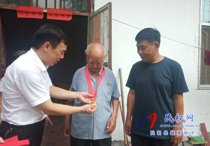 縣委黨校為離退休老黨員頒發(fā)“光榮在黨50年”紀念章 縣委黨校為離退休老黨員頒發(fā)“光榮在黨50年”紀念章