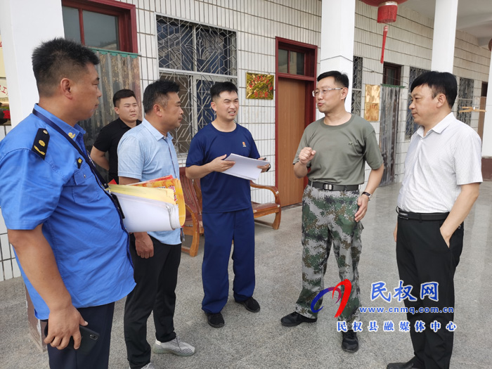 縣人武部政委潘俊琦到林七鄉(xiāng)檢查消防安全工作 縣人武部政委潘俊琦到林七鄉(xiāng)檢查消防安全工作