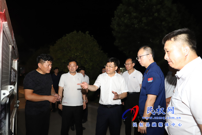 縣委副書記、縣長張團(tuán)結(jié)深夜暗訪消防安全管理工作